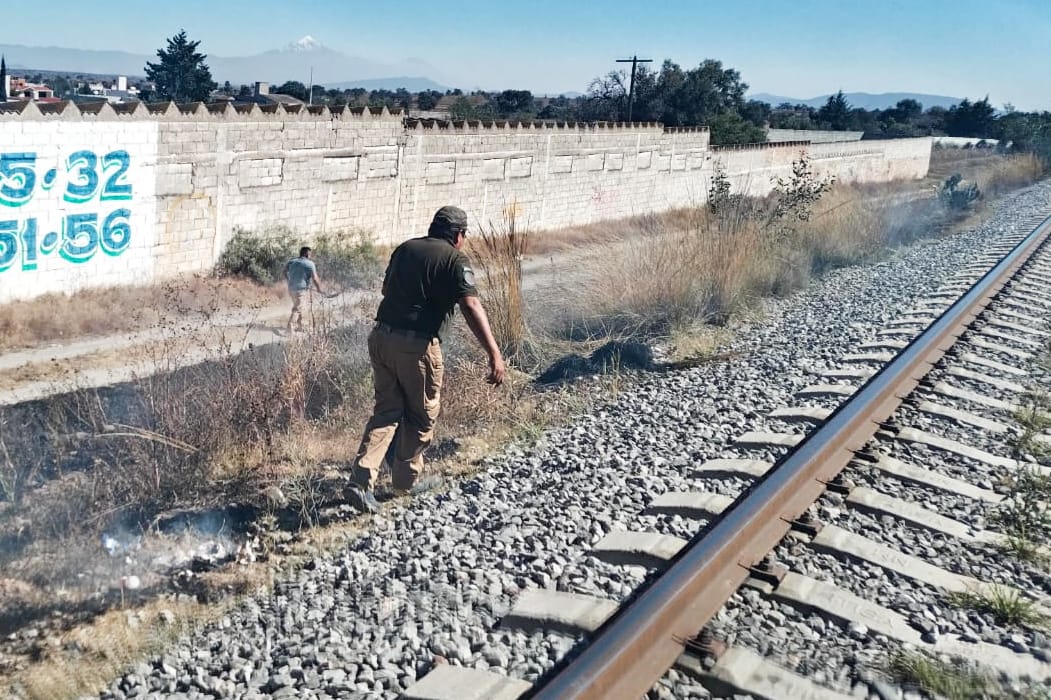 Protección Civil de Huamantla sofoca incendio en pastizal